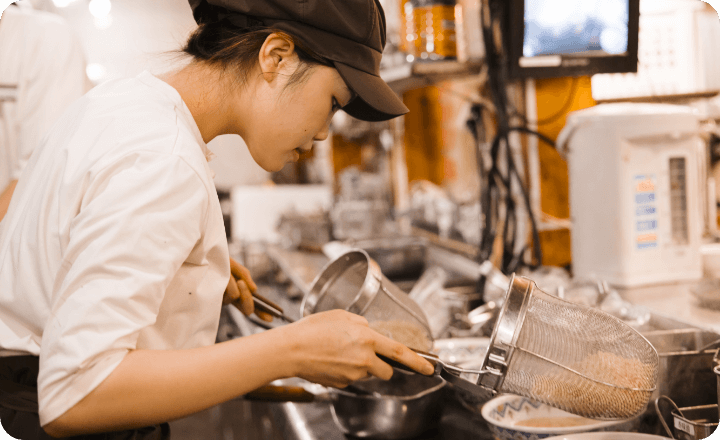 揚州商人の厨房で働く女性